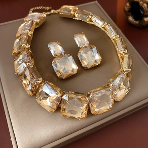 Dettaglio del set di collana e orecchini in cristallo champagne di lusso su vassoio
