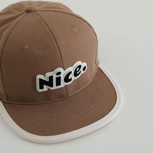 Casquette plate en toile marron avec liseré blanc et broderie Nice pour enfants