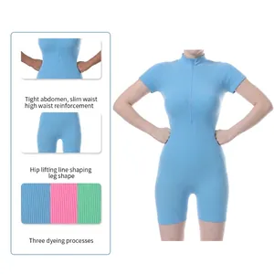 Combinaison de yoga ajustée en maille côtelée bleu clair avec manches courtes et zip