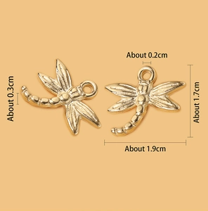 Detail van gouden libelle bedeltjes van 1,9 cm met vleugelstructuur voor DIY sieraden maken
