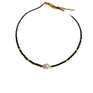 Collier élégant en perles noires avec accents en cristal et perle blanche centrale