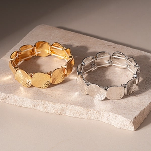 Bracciali elastici con dischi di metallo martellato in finitura oro e argento