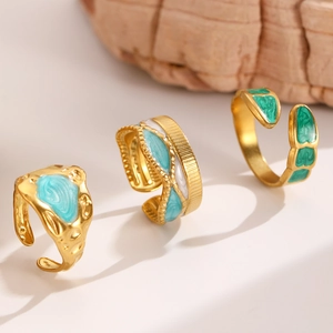 Vue détaillée de trois bagues réglables plaquées or 18 carats avec émail coloré