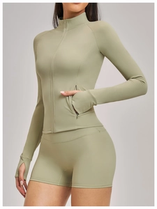 Détail de la veste de yoga vert sauge avec passe-pouces et poches latérales invisibles