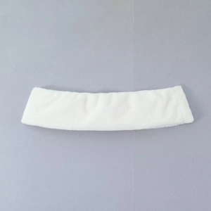 Détail du col en fausse fourrure blanche douce avec une texture pelucheuse