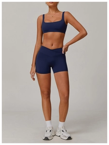 Détails de l'ensemble de sport bleu marine avec débardeur col carré et short croisé