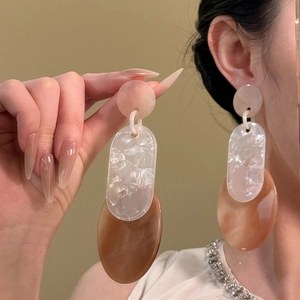 Orecchini geometrici in acrilico con resina bianca e caramello per donne moderne