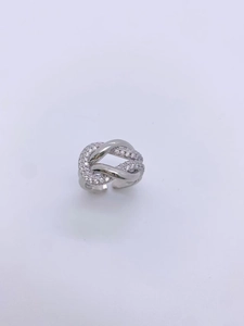 Detailansicht eines silbernen Knotenrings mit glitzernden Zirkonia und verstellbarem Band