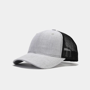 Détail du panneau avant gris respirant et du filet noir sur une casquette de camionneur