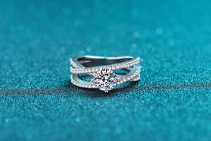 Macro shot of 925 silver ring featuring a sparkling moissanite and criss-cross band
