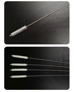 Vue détaillée de brosses de nettoyage pour pailles en nylon blanc avec manches torsadés
