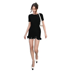 Robe courte noire ajustée à manches courtes avec bordure ondulée blanche chic