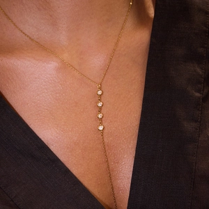 Collana a Y in oro acciaio inossidabile con quattro zirconi indossata da modella