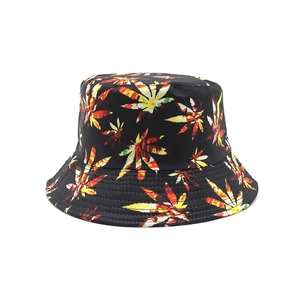 Bob classique noir avec motifs de feuilles vibrants en rouge, jaune et vert