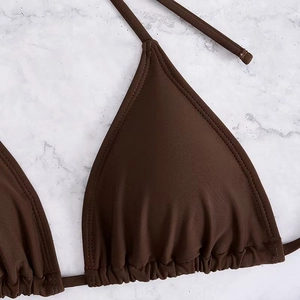 Détail du haut de bikini marron café avec cordons réglables et bonnets triangle froncés