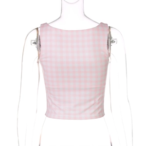 Vue arrière du débardeur court à carreaux rose et blanc sur un mannequin transparent