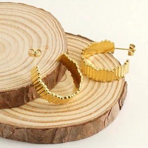 Boucles d'oreilles créoles C en acier inoxydable doré 18K avec texture striée