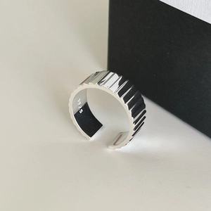 Minimalist 925 sterling silver open ring featuring a vertical stripe textured design