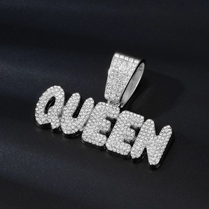 Primer plano del colgante con letra QUEEN plateada y cristales pavé de estilo hip hop