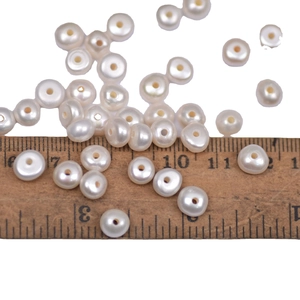 Perle d'acqua dolce naturali bianche da 7mm su righello in legno per gioielli fai da te