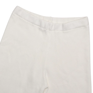 Macro della vita elastica e della morbida trama a maglia dei pantaloni bianchi