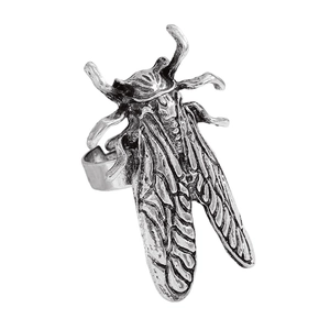 Dettaglio dell'anello a forma di insetto argento vintage con finitura ossidata e regolabile