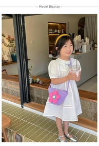 Detail der lila Kinder-Strohtasche mit 3D-Blume und Perlenmitte in Nahaufnahme