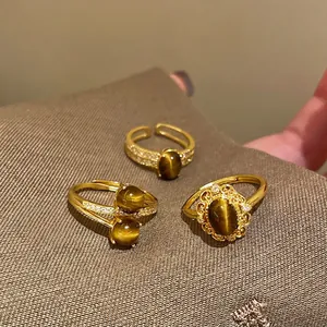 Set di tre anelli placcati oro con pietra occhio di tigre ovale e accenti di zirconi