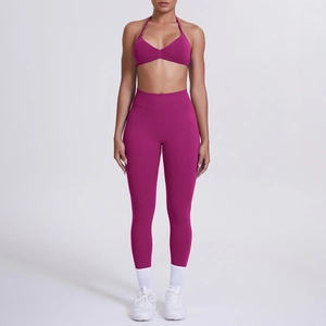 Vista frontale di set yoga bordeaux con reggiseno allacciato al collo e leggings a vita alta