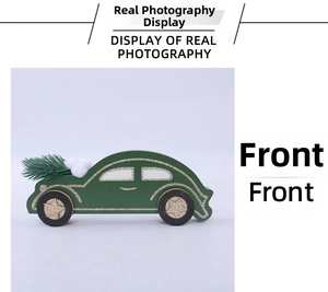 Détail d'une voiture de Noël en bois vert avec mini sapin et étoiles dorées sur les roues