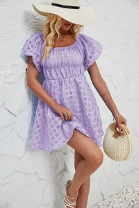 Gros plan détaillé de la mini-robe violette à manches bouffantes au tissu à texture damier