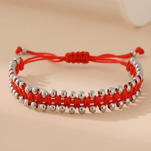Bracelet tressé rouge fait main avec perles en métal argenté et cordon de serrage réglable