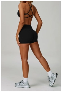 Vue arrière du short de yoga taille haute et brassière sport à bretelles croisées