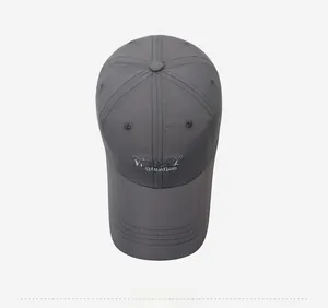 Vue détaillée de dessus d'une casquette de baseball gris foncé à séchage rapide