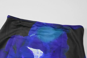 Dettaglio della stampa floreale blu astratta e della cucitura di qualità sulla vita