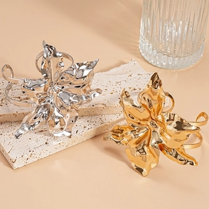 Bracciali rigidi aperti con fiori metallici testurizzati in oro e argento