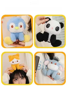 Set aus vier süßen Plüschtieren wie Pinguin und Katze in sitzender Position
