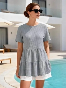 Haut péplum pour femme en maille gaufrée bleu clair avec manches courtes et col rond