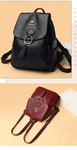 Détails du motif matelassé et de l'anneau argenté sur le sac à dos en cuir grainé