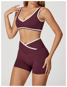 Détail du short de sport taille haute bordeaux avec bordure contrastée et taille en V