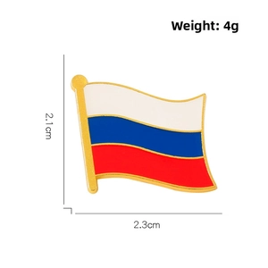 Dettaglio dimensioni spilla bandiera russa con larghezza 2,3cm e altezza 2,1cm sul bianco