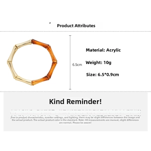 Détail du bracelet en acrylique bambou avec segments dorés et ambre, diamètre de 6,5 cm