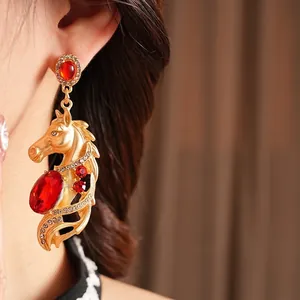 Vintage barocke goldene Pferdekopf-Ohrhänger mit rotem Edelstein am eleganten Modell