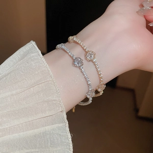 Détail du bracelet rose serti de zircons en or et argent sur le poignet du mannequin