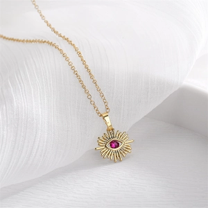 Collier doré avec pendentif soleil et pierre de zircon magenta éclatante