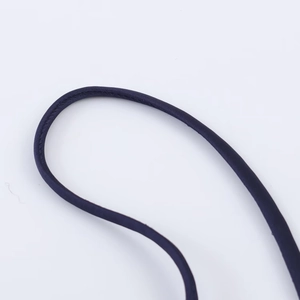 Makrodetail des glatten Satin-Stoffes in Marineblau und feiner Spitzennaht am Kleid