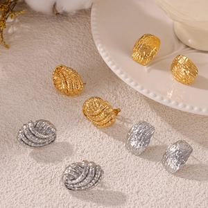 Boucles d'oreilles géométriques minimalistes en or et argent avec motifs texturés