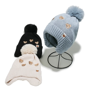 Bonnets d'hiver en tricot pour enfants avec broderies d'ours et pompons moelleux