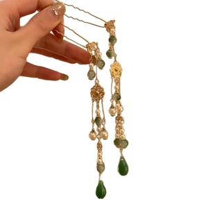 Épingle à cheveux dorée traditionnelle avec pierres vertes et longues franges de perles