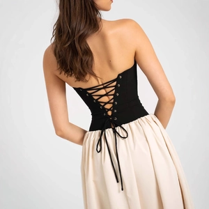 Robe d'été sans bretelles pour femmes avec design bicolore et élégant laçage au dos